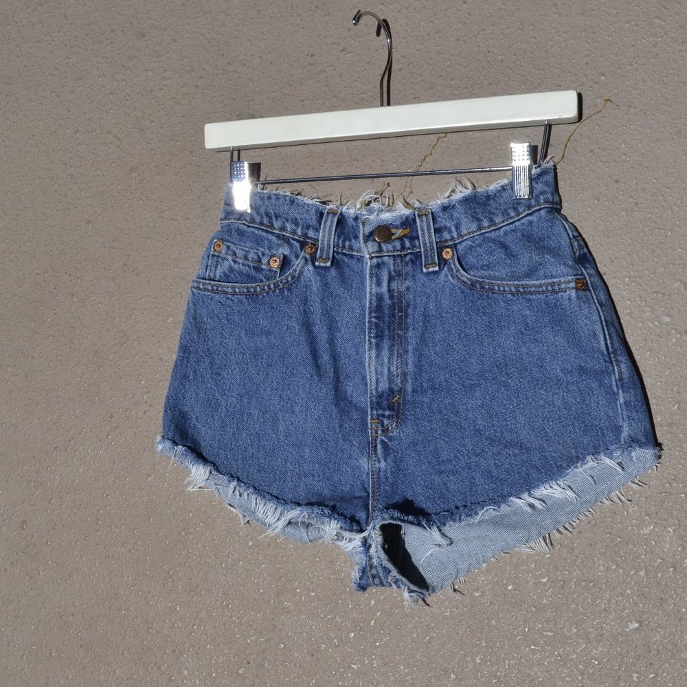 vintage high waisted levis shorts 27